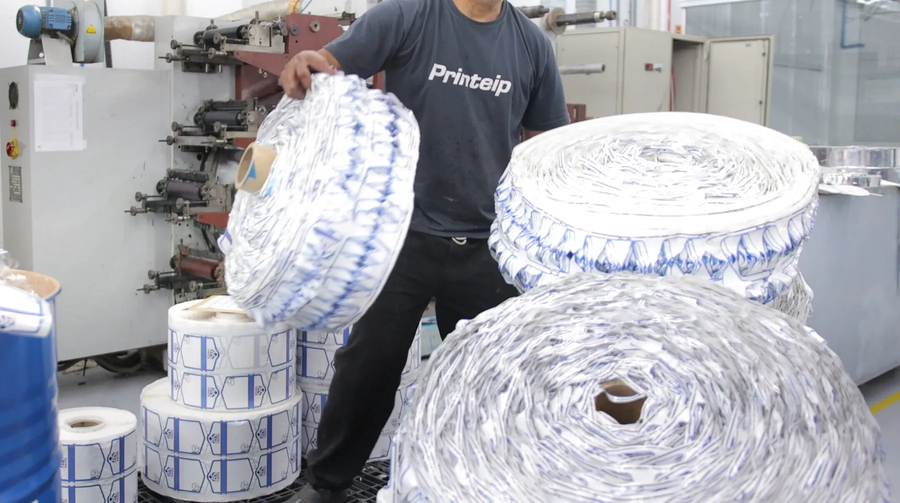 Colaborador da Printeip com bobinas de rótulos