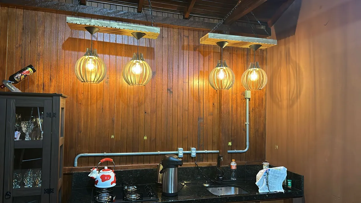 Ambiente com luminárias de madeira reaproveitada